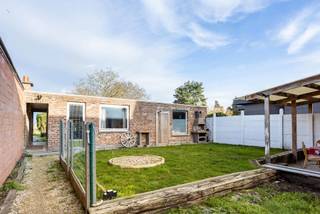 À VENDRE À HOFSTADE/ALOST<br /><br />Bienvenue dans cette maison mitoyenne prête à emménager, située au 26, Kuipersstraat à Hofstade, une commune calme et verdoyante de l'agglomération d'Alost. La maison se trouve à seulement 5 minutes du centre-ville, que ce soit à vélo ou en voiture. L'accès à l'E40 est également facile, à peine 10 minutes, ce qui assure une excellente liaison avec Bruxelles et Gand, entre autres. <br /><br />La maison dispose d'un garage et d'un jardin très spacieux avec une annexe arrière autorisée, ce qui constitue une réelle valeur ajoutée. Celle-ci offre de nombreuses possibilités et peut parfaitement être aménagée en atelier de loisirs, salle de fitness, cabinet de kinésithérapie ou espace de bureau.<br /><br />Le hall d'entrée donne accès à un espace de vie agréable et lumineux. Vous trouverez ensuite une cuisine équipée donnant sur le magnifique jardin, un véritable atout pour ceux qui aiment le calme et la verdure. De plus, la maison dispose au premier étage de 3 chambres à coucher spacieuses et d'une grande salle de bains tout confort. <br />Le terrain a une superficie totale de 595 m². <br />La note PEB de la maison est C, ce qui signifie qu'aucune obligation de rénovation ne s'applique. En bref, cette maison allie espace, tranquillité et accessibilité d'une manière unique. <br /><br />Vous souhaitez découvrir par vous-même tout ce que cette propriété a à offrir ? Contactez Laura au 0468151441 ou envoyez un e-mail à laura.r@cornelis-goeman.be!