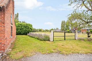 Prachtig gelegen af te breken woning op ca. 5.800 m². Gelegen in een rustige straat, geniet deze eigendom van een prachtig zicht op het groen en absolute rust en privacy.De bestaande woning dient afgebroken te worden (mits akkoord van erfgoed), waarna heropbouw mogelijk is aan het gunstige BTW-tarief van 6% (onder voorbehoud van de geldende voorwaarden).Het perceel biedt een uitzonderlijke oppervlakte en enorm veel potentieel voor wie op zoek is naar ruimte, natuur en mogelijkheden.Een unieke kans voor wie droomt van wonen op een toplocatie in een groene en rustige omgeving.