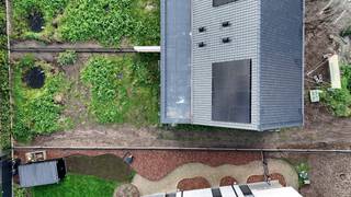 <p>Bent u op zoek naar een energiezuinige nieuwbouwwoning waar ruimte, comfort en een groene omgeving perfect samenkomen? Dan is deze prachtige woning op een perceel van <strong>367 m²</strong> beslist een bezoek waard.</p>
<p>Bij het betreden van de woning komt u in een verzorgde inkomhal met gastentoilet. De ruime en lichtrijke leefruimte met open keuken vormt het hart van de woning en biedt dankzij de grote raampartijen een aangename verbinding met de tuin en het terras. Aansluitend bevindt zich een praktische berging die extra opbergruimte en comfort biedt.</p>
<p>Op de eerste verdieping vindt u drie volwaardige slaapkamers, allen met een aangename lichtinval. Verder beschikt deze verdieping over een stijlvolle badkamer, uitgerust met zowel een ligbad als een douche, en een apart toilet.</p>
<p>Via een vaste trap bereikt u de zolderverdieping. Naast de technische ruimte voor de ventilatie-installatie blijft hier nog voldoende oppervlakte over om eenvoudig een zeer ruime vierde slaapkamer, hobbyruimte of thuiskantoor te realiseren.</p>
<p>Ook op technisch vlak voldoet deze woning aan de hoogste normen. Zo geniet u van <strong>vloerverwarming</strong> die wordt aangestuurd door een <strong>geothermische warmtepomp</strong>, wat garant staat voor een uiterst energiezuinig en comfortabel binnenklimaat. Bovendien zijn <strong>zonnepanelen</strong> voorzien, waardoor u geniet van een lage energiefactuur en een duurzame toekomst.</p>
<p>Buiten wordt de woning volledig afgewerkt met een aangelegd terras, een verzorgde tuin en een aangelegde oprit, zodat u meteen kunt genieten van uw nieuwe thuis.</p>
<p>De ligging is een absolute troef. In een rustige, groene omgeving, op wandelafstand van de prachtige <strong>Belse Bossen</strong> en met een vlotte verbinding naar <strong>Geel</strong> en <strong>Mol</strong>, combineert deze woning natuur, rust en een uitstekende bereikbaarheid.</p>
<p><strong>Troeven op een rij:</strong></p>
<ul>
<li>Nieuwbouwwoning op 374 m²</li>
<li>Ruime leefruimte met open keuken</li>
<li>3 volwaardige slaapkamers met mogelijkheid tot een 4de slaapkamer</li>
<li>Badkamer met ligbad én douche</li>
<li>2 aparte toiletten</li>
<li>Vaste trap naar de ruime zolder</li>
<li>Geothermische warmtepomp met vloerverwarming</li>
<li>Zonnepanelen</li>
<li>Aangelegd terras, tuin en oprit</li>
<li>Rustige en bosrijke ligging nabij de Belse Bossen</li>
<li>Vlotte verbinding naar Geel en Mol</li>
</ul>
<p>Interesse in deze instapklare, energiezuinige nieuwbouwwoning? Neem vandaag nog contact op voor meer informatie of een bezoek ter plaatse.</p>
