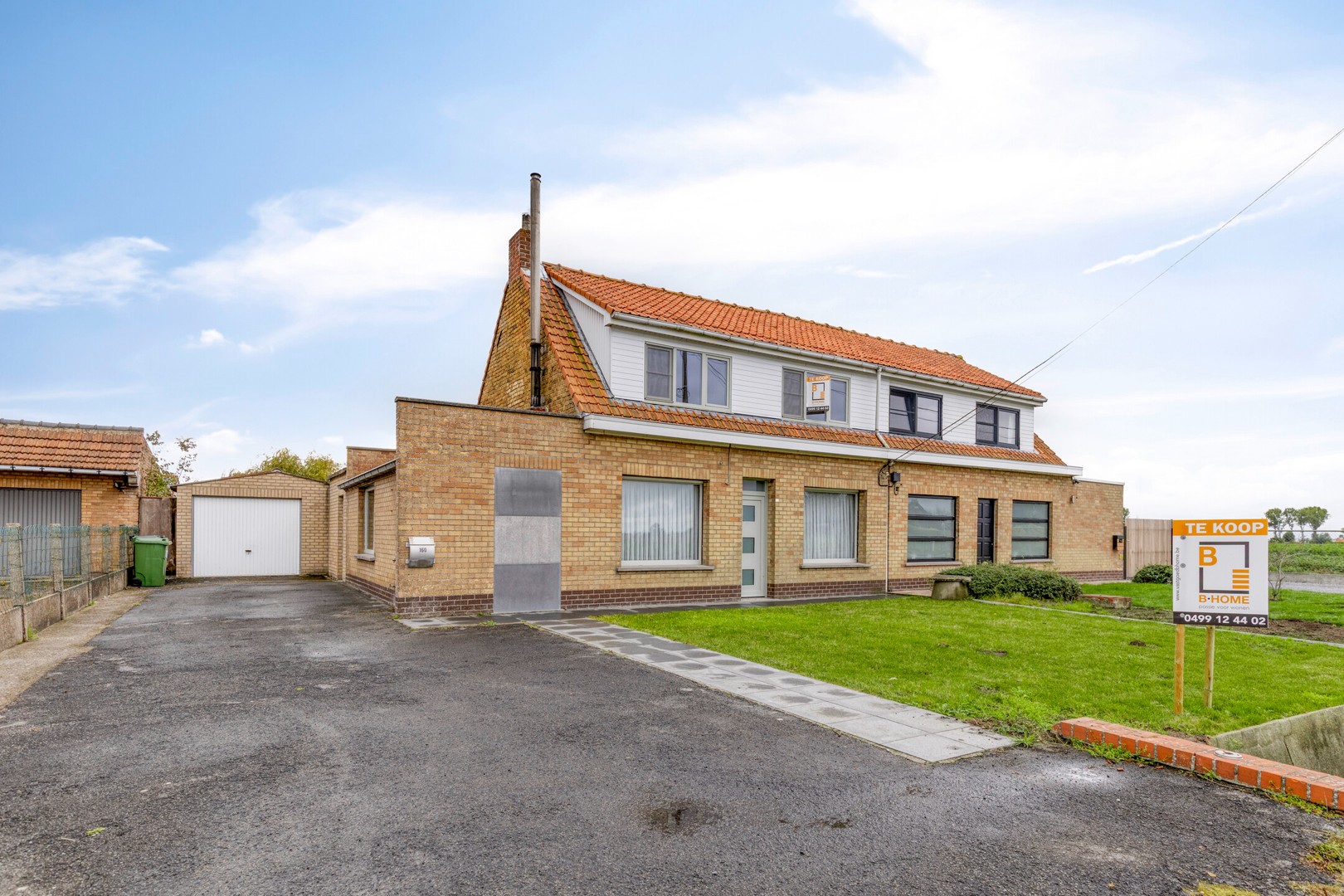 Te renoveren halfopen bebouwing met ruime garage en tuin op 712 m² - foto 1