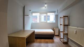 In de Riddersstraat bieden we deze gezellige kamer aan met kitchenette en gedeelde badkamer. Deze kamer is de perfecte uitvalsbasis voor elke...