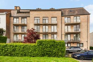 <p>TOPgelegen en ruim appartement met 2 slaapkamers, terras en garage-optie in één van de mooiste lanen van Ronse.<br /><br />Dit kwalitatief en degelijk appartement bevindt zich op een topligging in de gegeerde Fostierlaan. Met een bewoonbare oppervlakte van 100 m², een doordachte indeling en lichtrijke leefruimtes biedt dit pand een aangename en comfortabele woonervaring. Bovendien geniet je van een gunstige energieprestatie (EPC A – 93 kWh/m²/j).<br /><br />INDELING:<br />Inkomhal, apart toilet, praktische berging, lichtrijke en gezellige leefruimte met open volledig geïnstalleerde keuken. Verder zijn er 2 ruime slaapkamers, beide met toegang tot het oostgericht terras, en een badkamer voorzien van alle comfort. Eveneens berging voorzien. Een garage kan bijgekocht worden voor €25.000.<br />Dit appartement combineert kwaliteit, ruimte en een uitzonderlijke ligging in het centrum van Ronse, met alle voorzieningen binnen handbereik.<br /><br />Voor wie is dit appartement ideaal?<br />♦ Voor koppels of kleine gezinnen die op zoek zijn naar een ruim en lichtrijk appartement met terras.<br />♦ Voor wie comfortabel wil wonen op een centrale en gegeerde locatie.<br />♦ Voor investeerders die op zoek zijn naar een kwalitatief en vlot verhuurbaar pand.<br /><br />Te koop via Immo Beguin, jouw vastgoedexpert sinds 2009. Met kantoren in Ronse, Waregem, Kortrijk, Deinze, Doornik en Lessines.<br />✉️ info@immobeguin.be</p>