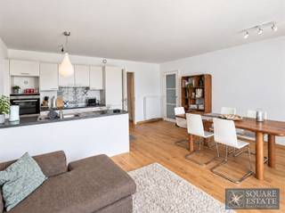 <p><span>Square Estate stelt u dit prachtige appartement met 2 slaapkamers voor, gelegen op de 2de verdieping van een recente mede-eigendom gebouwd in 2022, ideaal gelegen aan de Avenue de Limburg Stirum in Wemmel. Met een oppervlakte van ongeveer 80 m² onderscheidt het appartement zich door zijn verzorgde afwerking, kwaliteitsvolle materialen en uitstekende energieprestaties.</span></p><p><span>Het appartement bestaat uit een inkomhal met onderhoudsvriendelijke tegelvloer, een ruime en lichtrijke leefruimte met kwaliteitsparket en een open, volledig uitgeruste keuken met tal van opbergmogelijkheden. Vanuit de leefruimte heeft u toegang tot een aangenaam terras van ongeveer 6 m².</span></p><p><span>Het nachtgedeelte omvat twee mooie slaapkamers van respectievelijk 13 m² en 9 m², eveneens voorzien van parket, evenals een moderne douchekamer met inloopdouche en dubbele wastafel. Een apart toilet, een wasruimte/berging en een tweede opbergruimte vervolledigen het geheel.</span></p><p><span>Dankzij het uitstekende EPC A niveau E26 geniet het appartement van een performante isolatie en een laag energieverbruik. Een beveiligde overdekte parkeerplaats is inbegrepen in de huurprijs. De mede-eigendom beschikt eveneens over een lift en biedt een moderne en veilige woonomgeving.</span></p><p><span>Ideaal gelegen in de nabijheid van winkels, openbaar vervoer en alle voorzieningen, met bovendien een vlotte verbinding naar de Ring en Brussel.</span></p><p><span>De gordijnen die momenteel in het appartement aanwezig zijn, kunnen eveneens blijven hangen mits overname van de vorige huurder.</span></p><p><span>Huurprijs: 1.300€/maand, parking inbegrepen<br />Gemeenschappelijke lasten: 100€/maand<br />Beschikbaar vanaf: 01/11/2026</span></p><p><span>Voor bijkomende informatie of om een bezoek te plannen, contacteer Square Estate via 02/460.42.01 of <span>info@square-estate.be</span></span></p>
