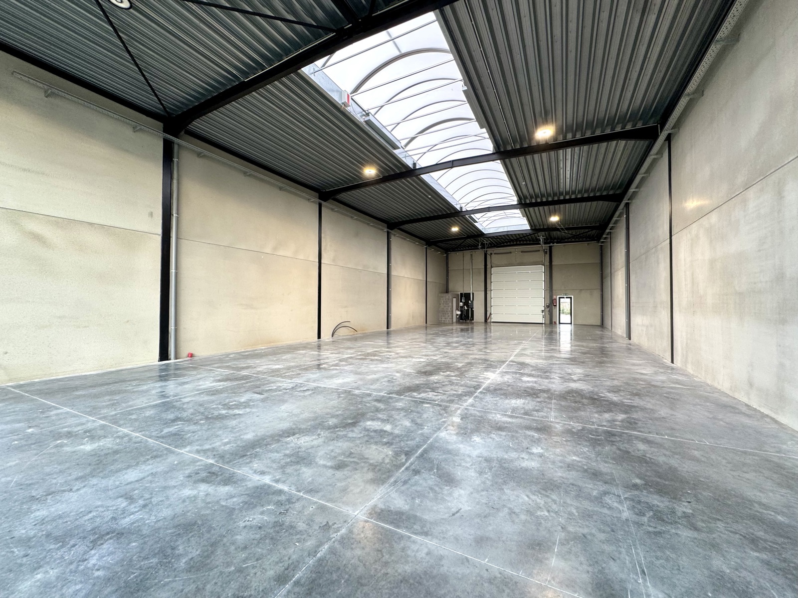 Recente KMO unit met grote etalageramen en 5 parkeerplaatsen - foto 4