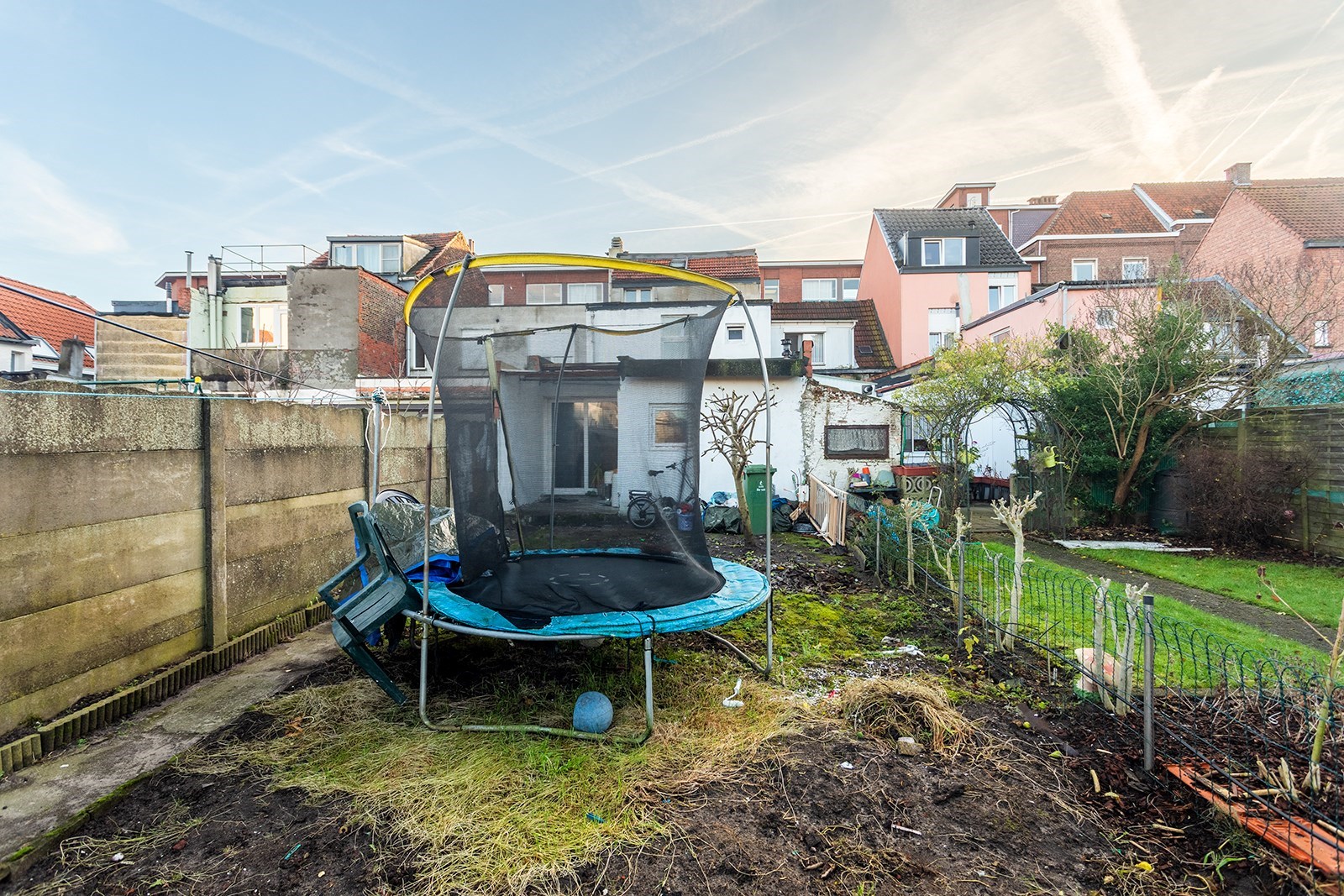 Ruime woning met 5 slaapkamers 2 badkamers en een grote tuin - foto 4
