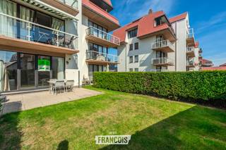Dit sfeervolle appartement op de begane verdieping met één volwaardige slaapkamer is ideaal voor wie op zoek is naar een vast stekje voor een zorgeloze vakantie aan zee.<br /><br />Gelegen op de gelijkvloerse verdieping van het domein Green Garden, geniet u hier van een zongericht terras en een aangename tuin, perfect om te ontspannen en te genieten van de rustige omgeving.<br /><br />Het appartement maakt deel uit van een verzorgd domein met toegang tot een gemeenschappelijk zwembad, wat een echt vakantiegevoel garandeert. Bovendien bevindt u zich op korte afstand van tal van recreatieve voorzieningen, zoals een openbaar zwembad, padelterreinen, bowling, fitness, mini-golf, hoogteparcours, laser shooting en een escape room – voor ieder wat wils!<br /><br />Het appartement is volledig instapklaar en beschikt over een verzorgde keuken, wat zorgt voor extra comfort en gebruiksgemak.<br /><br />Voor meer informatie of een bezoek kunt u contact opnemen met Inti op inti@immofrancois.be of 0499 74 89 74.<br /><br />