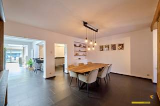  Deze super ruime woning van 199m² met daarbij nog een homegym van 88m² biedt (veel) meer dan de eerste indruk laat vermoeden.De...