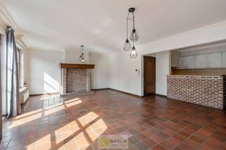 <strong>IDEALIS VASTGOED – RUIM APPARTEMENT MET TERRAS VAN CA.35M² EN PRIVATIEVE GARAGE IN HARTJE LOMMEL! Dit ruime appartement met een netto bewoonbare oppervlakte van ca.101m² bevindt zich op de 1<sup>e</sup> verdieping. De verkoop omvat enkel het appartement, het handelspand op de gelijkvloerse verdieping is hierbij NIET inbegrepen. Het appartement is vlot bereikbaar via de trappenzaal. Een naar eigen smaak op te frissen, goed ingedeeld en lichtrijk appartement met 2 slaapkamers, ruim terras en privatieve garage met sectionale poort! Zeker het bezoeken waard!! <br /><br />LIGGING: </strong><br />Dit appartement is gelegen in het hart van Lommel doch op een rustige aangename locatie, op wandelafstand van al de mogelijke faciliteiten zoals supermarkten, horeca, boetieks, bioscoop,.. Vanwege deze centrumlocatie te Lommel zijn omliggende gemeenten als Pelt, Mol en Geel zeer vlot bereikbaar, alsook de Nederlandse grens.<br /><br /><strong>INDELING: </strong><br /><strong>GEMEENSCHAPPELIJK:<br />Inkom:</strong><br />- Gemeenschappelijke inkom met trappenzaal –<br /><br /><strong>PRIVATIEF<br />Kelderverdieping:</strong><br />- Ruime kelderberging van ca.15m² behorende tot het appartement -<br />- Zeer makkelijk toegankelijke privatieve garagebox met sectionale poort -<br /><br /><strong>Appartement 1<sup>e</sup> Verdieping: </strong><br />– Inkomhal/nachthal met vestiaire – ruime woonkamer met veel lichtinval en aansluitend een aangename keuken voorzien van alle comfort – wasplaats/berging met voorziening voor wasmachine en droogkast – apart toilet – badkamer voorzien van bad en dubbele lavabo – Slaapkamer 1 – Slaapkamer 2 –<br /><br /><strong>Terras: </strong><br />– Prachtig ruim terras van ca.35m², écht een troef!! –<br /><br /><strong>BIJZONDERHEDEN:</strong><br />- Verzorgde residentie<br />- De verkoop omvat enkel het appartement, het handelspand op de gelijkvloerse verdieping is hierbij NIET inbegrepen.<br />- Aparte garagebox met sectionale poort<br />- ruime kelderberging (15m²)<br />- Bouwjaar 1982<br />- Op te frissen staat <br />- Keuken reeds gerenoveerd!<br />- Ruim appartement (101m² NBO)<br />- Praktische indeling<br />- Veel lichtinval<br />- EPC B (114kWh/m²jaar)<br />- Appartement is asbestveilig!<br />- Gegeerde locatie: pal in hartje Lommel!!!<br />- Centraal t.o.v. omliggende gemeenten en de Nederlandse grens<br /><br /><strong>Stedenbouwkundige Inlichtingen:</strong><br />Bouwvergunning - Woongebied - Geen dagvaarding - Geen voorkooprecht – Geen verkavelingsvergunning<br /><br /><strong>E-peil:</strong> 114 kWh/m² <strong>met certificaatnummer:</strong> 20251011-0003707294-RES-1<br /><br /><strong>O-peil:</strong> niet overstromingsgevoelig gebied<br />P-Score: A<br />G-Score: A<br /><br /><strong>Benieuwd naar dit appartement? Ons IDEALIS Team geeft U met plezier en steeds vrijblijvend de nodige informatie via e-mail, ter plaatse of op ons kantoor te Pelt.<br />Wenst U advies omtrent uw eigen woning? Graag plannen wij vrijblijvend met U een afspraak in om onze expertise met U te delen, steeds tot Uw dienst!!<br />Neem contact op met IDEALIS VASTGOED op 011/515 565 of mail naar info@idealisvastgoed.be!</strong>