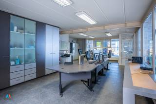 Gunstig gelegen in een KMO-zone en uitstekend bereikbaar via de E19Deze goed uitgeruste loods van ca. 450 m² biedt een vrije hoogte van 5,40 m,...