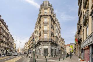 Ideaal gelegen in de prestigieuze Antoine Dansaertstraat, beschikt deze hoekwinkel met talrijke vitrines over een uitzonderlijke zichtbaarheid —...