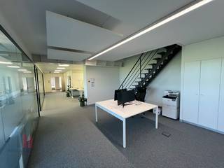 Instapklare kantoorruimte met een totale oppervlakte van 339 m² beschikbaar voor verhuur. Deze aantrekkelijke ruimte is uitstekend gelegen NAAST...