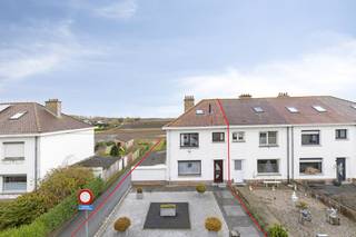 Cette maison mitoyenne est située dans la Tuinwijkstraat à Adinkerke, à deux pas de l'E40, de la côte et de Furnes. La maison dispose de 3...