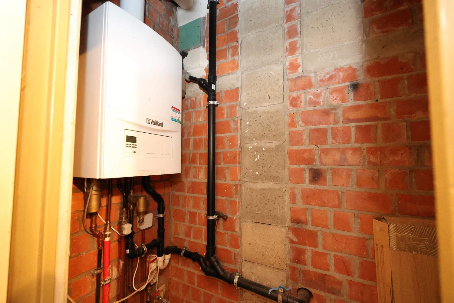 Instapklare gerenoveerde studio te koop op het gelijkvloers – ideaal voor vrij beroep of investering ! - foto 5