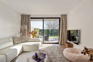 Zeer stijlvol 2 slpk. appartement met 2 staanplaatsen en berging te Hoogstraten - Meer!INDELING:- Inkomhal- Keuken uitgerust met vaatwas, koelkast,...