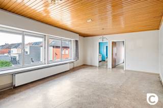 <p><span>Te renoveren, ruim 2-slaapkamerappartement (ca. 111 m²) met garagebox en berging in hartje Aartselaar</span></p><p><span>Op wandelafstand van het centrum van Aartselaar en met een uitstekende verbinding naar de A12, vindt u dit lichtrijke en ruime appartement met privatieve inkomhal, grote garagebox en handige berging. Dankzij de aparte nutsvoorzieningen en het ontbreken van maandelijkse gemeenschappelijke kosten, geniet u hier van een zeer voordelige woonst.</span></p><p><span> </span></p><p><span>Indeling</span></p><p><span> </span></p><p><span>Privatieve inkomhal</span><span><br /></span><span>U betreedt het appartement via de aparte inkomhal die tevens toegang biedt tot de ruime berging – ook langs de straat bereikbaar.</span></p><p><span> </span></p><p><span>Leefruimte & keuken</span><span><br /></span><span>De zonnige leefruimte op de eerste verdieping baadt in het natuurlijk licht. Aansluitend bevindt zich de gesloten, ingerichte keuken met voldoende kastruimte.</span></p><p><span> </span></p><p><span>Badkamer & slaapkamers</span><span><br /></span><span>Achteraan het appartement liggen twee volwaardige slaapkamers. De badkamer beschikt over een bad, douche en toilet.</span></p><p><span> </span></p><p><span>Garagebox</span><span><br /></span><span>Een ruime garagebox is inbegrepen in de vraagprijs – een grote meerwaarde in deze buurt.</span></p><p><span> </span></p><p><span>Troeven</span></p><ul><li><span>Aparte inkomhal</span></li><li><span>Ruim appartement van ca. 111 m²</span></li><li><span>Inclusief garagebox en berging</span></li><li><span>Geen maandelijkse gemeenschappelijke kosten</span></li><li><span>Alle nutsvoorzieningen zijn apart</span></li><li><span>Vernieuwd en geïsoleerd dak (2022)</span></li><li><span>Op wandelafstand van winkels, openbaar vervoer en het dorpscentrum</span></li><li><span>Stevige betonconstructie</span></li><li><span>Beschikbaar bij akte</span></li></ul><p><span>Dit appartement biedt bijzonder veel potentieel voor wie op zoek is naar een ruime woonst die volledig naar eigen smaak kan worden afgewerkt. </span><span>Mis deze unieke kans niet!</span></p><p><span> </span></p><p><span>Renovatieplicht</span></p><p><span>Dit pand is onderhevig aan de renovatieverplichting die door de Vlaamse overheid wordt opgelegd voor residentiële gebouwen.<br />Consulteer voor meer informatie :<br />https://www.vlaanderen.be/een-woning-kopen/renovatieverplichting-voor-residentiele-gebouwen<br />Het lage energiepeil kan aangewend worden om bij renovatie gebruik te maken van verschillende renovatiepremies.<br />https://www.vlaanderen.be/premies-voor-renovatie </span></p><p><span> </span></p><p><span> </span></p>