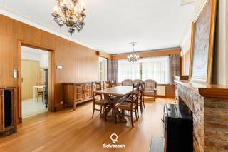 We vinden deze uitstekend gelegen gezinswoning met 3 slaapkamers op perceel van circa 17 are terug te Zonhoven. Bekijk het volledige verkoopdossier op www.schraepenvastgoed.be. Naast alle informatie uit deze advertentie vindt u hier ook de professionele video, grondplannen, attesten, keuringen en andere nuttige documenten over deze eigendom.
