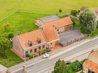 Deze karaktervolle hoeve biedt een combinatie van ruimte, rust en tal van mogelijkheden. Mogelijkheid 2,2 hectare extra grond bij te kopen. Ideaal voor doe-het-zelvers, zelfstandige, of mensen op zoek naar ruimte. Een enorme potentieel! Deze eigendom beschikt over een ruime schuur met meerdere garages + bergruimtes en een bijkomende zolder. Achteraan bevindt zich een afzonderlijke loods van ca. 120 m² met grote inrijpoort. De handige koer biedt bovendien parkeergelegenheid voor meerdere wagens.De woning beschikt over een ruime leefruimte met open keuken, eetkamer, wasplaats, kelder en apart toilet. Op de eerste verdieping bevinden zich vier slaapkamers en een badkamer. Daarnaast is er nog een ruime zolder die extra bergruimte biedt.Een groot deel van het perceel ligt in woongebied met landelijk karakter, het achterliggende gedeelte is gelegen in landschappelijk agrarisch gebied.Mogelijkheid bijkopen 2,2 extra hectares weiland. Een eigendom met veel ruimte en mogelijkheden, zowel voor wie wonen en werken wil combineren als voor wie op zoek is naar een landelijke omgeving.