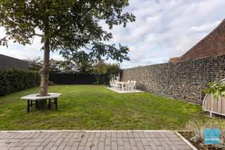 Te koop te Zele!Ontdek deze charmante en instapklare woning, rustig gelegen in Zele, op korte afstand van winkels, scholen en openbaar vervoer. De...