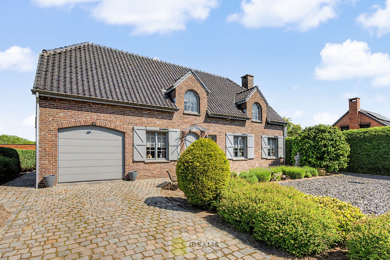 KARAKTERISTIEKE GEZINSWONING OP WANDELAFSTAND VAN HET CENTRUM VAN PEER MET WOONKAMER, GOED UITGERUSTE KEUKEN, BADKAMER, BUREAU, MOGELIJKHEID TOT MAAR LIEFST 4 SLAAPKAMERS EN EEN INPANDIGE GARAGE MET SECTIONALE POORT! - De woning omvat +-204m² bewoonbare o - foto 4