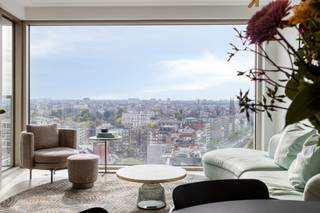 <strong>Exclusief appartement, gelegen op de 14de verdieping van de Antwerp Tower. </strong><br /><br /><strong>Indeling:</strong><br /><span>Via de centraal gelegen inkomhal heeft men onder meer toegang tot bijna alle ruimtes van het appartement. De leefruimte met open keuken biedt een <strong>oase van rust</strong> met een <strong>spectaculair uitzicht over de stad Antwerpen</strong>. De <strong>stijlvolle open keuken</strong> is tot in de puntjes uitgerust en voorziet in alles wat je nodig hebt om voluit van je culinaire creaties te genieten.<strong><br /><br /></strong>Verder vinden we <strong>twee slaapkamers</strong>, waarvan de grootste over een <strong>moderne ensuite badkamer </strong>beschikt voorzien van een inloopdouche en een toilet. Beide slaapkamers hebben toegang tot het <strong>terras</strong> vooraan, verbonden met de leefruimte. De tweede slaapkamer is ingericht als bureau en geniet van ingemaakte kasten voorzien van een logeerbed.</span><br /><br /><span>Het appartement werd tot in de details afgewerkt. <strong>Hoogwaardig afgewerkte keuken</strong> <strong>en badkamer </strong>en overal dezelfde <strong>verfijnde</strong> afwerking.</span><br /><br /><strong>Bijzonderheden:</strong><br />Energiezuinig appartement met label <strong>A</strong>;<br />Verkoop onder <strong>registratiestelsel</strong>;<br />Inbegrepen in de prijs: een <strong>aparte privatieve berging</strong>, ideaal als extra opslagruimte. <br /><span>Optioneel</span> bij te kopen: een <strong>autostaanplaats</strong> op -4 <em>(vraagprijs: 35.000,- EUR).</em><br /><span>Gemeenschappelijke <strong>fietsenstalling</strong>;<br /><strong>Afvallokaal</strong>;<br /><strong>Bringme Box</strong> om al uw pakjes veilig te ontvangen, te versturen en/of te retourneren.<br /><br /><strong>Ligging:</strong><br />Te voet naar de Meir of in het weekend naar de markt, het appartement is gelegen te <strong>midden van het bruis</strong></span><span><strong>ende Antwerpse stadsleven</strong>, aan de Opera en het Centraal station en dichtbij allerlei winkels en restaurants. </span>