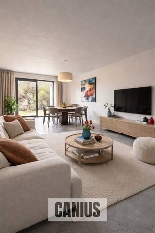 <p><span>NIEUWBOUWWONING MET 3 SLKS OP HET BEGIJNHOF</span></p><p><span>Aan de stadsrand van Sint-Truiden treffen wij op het Begijnhof vier unieke nieuwbouwwoningen aan. De locatie kunnen wij omschrijven als een uiterst rustige locatie met een rijke geschiedenis. Wij bevinden ons op wandelafstand van domein 't Speelhof, het stadspark, het bruisende stadscentrum van Sint-Truiden, diverse supermarkten, ... Ook openbaar vervoer en de belangrijke invalswegen richting Hasselt, Tienen en Gingelom bevinden zich nabij deze woningen.</span></p><p><span> </span></p><p><span>HISTORISCH KARAKTER MET DE LUXE VAN VANDAAG</span></p><p><span>Iedere woning beschikt over drie slaapkamers en zal hoogwaardig afgewerkt worden. Dit met oog voor duurzaamheid &amp; respect voor de historische omgeving. Zo kunnen toekomstige eigenaars genieten van zonnepanelen, vloerverwarming, regenwaterrecuperatie, … Dit alles zorgt ervoor dat men gedurende vijf jaar kan genieten van 50% vrijstelling op het kadastraal inkomen.</span></p><p><span> </span></p><p><span>GENIET VAN 6% BTW, nu ook voor INVESTEERDERS</span></p><p><span>Mogelijkheid tot aankoop aan het verlaagde btw-tarief van 6% in plaats van 21% btw. </span></p><p><span>Voorwaarden:  </span></p><p><span> </span></p><p><span>Eigen bewoning:</span></p><p><span>* Je koopt de woning persoonlijk aan, niet via een vennootschap</span></p><p><span>* Dit wordt je enige eigen woonst gedurende minstens 5 jaar.</span></p><p><span>* De bewoonbare oppervlakte bedraagt maximaal 175m²</span></p><p><span> </span></p><p><span>Investeerders: Ook investeerders genieten van 6% btw bij de aankoop van een onroerend goed als men deze langdurig (minstens 15 jaar) verhuurd aan particulieren. </span></p><p><span><br /></span><span>WONEN IN EEN UNIEKE SETTING WAAR VERLEDEN &amp; TOEKOMST ELKAAR ONTMOETEN</span><span><br />Nieuwsgierig naar dit knap nieuwbouwproject? Maak snel een afspraak of vraag maar informatie aan bij één van de medewerkers van Canius Real Estate. U kan ons bereiken op het nummer 011 74 12 36 of <span>info@canius.be</span></span><span>.</span></p><p><span> </span></p><p><span>*Deze gegevens zijn louter ter informatieve titel. De vermelde oppervlaktes zijn slechts indicatie. Canius Real Estate kan niet verantwoordelijk gesteld worden voor de juistheid van de aan haar verstrekte gegevens.</span></p><p><span> </span></p>