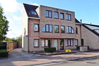 INDIEN U EEN BEZOEK WENST IN TE PLANNEN GELIEVE EEN BEZOEK AAN TE VRAGEN VIA WWW.HILLEWAERE.BE VIA DE RODE KNOP.<br /><br />In het centrum van Weelde, nabij winkels, openbaar en scholen vinden we dit 2 slaapkamer appartement met staanplaats. <br /><br />Indeling: <br />Met de trap kom je tot de eerst verdieping. Je komt binnen in de inkomhal. Van hieruit heb je toegang tot de woonkamer met open keuken. De grote ramen zorgen voor een gezellige lichtinval.<br /><br />Via de hal kom je tot de badkamer met dubbele wastafel en ligbad met geïntegreerde douche, een wasplaats met aansluiting voor wasmachine en droogkast, een apart toilet. Verder zijn er nog 2 slaapkamers waarvan 1 toegang verleent tot het terras achteraan.<br /><br />De huur omvat tevens 1 staanplaats achteraan het gebouw.<br /><br />Bijzonderheden:<br />- Beschikbaar vanaf 1/2/2026.<br />- Servickosten: € 15 per maand