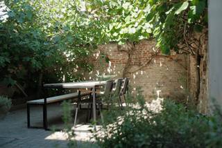 Charmant herenhuis met 5 slaapkamers en 2 buitenruimtes <br /><br />Met tal van authentieke elementen, vijf slaapkamers, twee badkamers, een zonnig tuintje en dakterras, is het heerlijk wonen dicht bij Park Spoor Noord. Dit groot herenhuis met charme is volledig instapklaar. <br /><br />Achter de gevel met blauweregen vind je een apart toilet, een ruime leefruimte, en een lichte keuken met annex-opbergruimte. Vanuit de extra zithoek in de keuken stap je meteen buiten tussen het groen: in de zonnige maanden sieren een druivelaar en een vijgenboom de oude "koer". Op de eerste verdieping kom je in de handige aparte wasruimte, een tweede badkamer, en twee slaapkamers. Op de tussenverdieping vind je de grote badkamer met dubbele lavabo, bad en inloopdouche. De tweede verdieping biedt ruimte aan twee slaapkamers, waarvan er één is ingericht als dressing. Helemaal bovenaan volgt nog een verrassend grote ruimte, ideaal in te richten als master bedroom, hobby- of sportruimte of als aparte tv-kamer. Aansluitend kom je op het zonnige dakterras. Het huis is volledig onderkelderd. <br /> <br />Accenten zoals de houten hoge deuren, glasramen, de oude vloeren, en marmeren schouwen geven het huis karakter. De plafonds van drie meter hoog zorgen overal voor veel licht. Buiten vind je de hele dag zowel zon als schaduw: ontbijten en lunchen doe je beneden, en het terras boven is dé plek voor aperitiefliefhebbers, want je geniet er tot het allerlaatste moment van de zon. <br /><br />De ruimste slaapkamers hebben recent geïnstalleerde airco's, wat heerlijk is bij hete dagen en nachten. De slimme thermostaten in heel het huis zorgen in de winter voor veel comfort en een lage energiefactuur.<br /><br />Op 2 minuten wandelen ben je in Park Spoor Noord en op 8 minuten fietsen sta je op de Vogeltjesmarkt. Met een vlotte verbinding naar de op- en afrit en naar Antwerpen-Centraal. En - niet onbelangrijk - met heel wat leuke cafés en restaurants vlakbij. <br /><br />KIJKWEEKEND ZATERDAG 6 &amp; ZONDAG 7 JUNI <br />Bezoek inplannen? elinevangramberen@hotmail.com