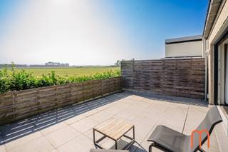 <strong>Modern wonen in het hart van Mariakerke, Oostende</strong><br /><br />Deze <strong>volledig gerenoveerde woning te huur in Mariakerke (Oostende)</strong> combineert modern comfort met een uitstekende ligging vlak bij zee en het stadscentrum. Gelegen in een rustige en gezellige buurt, is dit de ideale thuisbasis voor wie wil genieten van alles wat Oostende te bieden heeft.<br /><br /><strong>Indeling en leefruimte</strong><br />Bij het binnenkomen word je verwelkomd in een verzorgde inkomhal met gastentoilet. De woning beschikt over een <strong>ruime en lichtrijke woonkamer</strong> die een open en aangenaam gevoel creëert.<br />Dankzij de grote raampartijen geniet je hier van veel natuurlijk licht en een mooi zicht op de omgeving.<br />Aansluitend bevindt zich de <strong>moderne open keuken</strong>, volledig uitgerust en perfect voor wie graag kookt en gasten ontvangt in een gezellige setting.<br /><br /><strong>Zonnig terras en buitenruimte</strong><br />Vanuit de woonkamer heb je directe toegang tot een <strong>groot zonneterras</strong>, ideaal om te ontspannen, te genieten van het mooie weer of gezellig buiten te eten in alle rust.<br /><br /><strong>Slaapkamers en badkamer</strong><br />Op de eerste verdieping vind je <strong>2 ruime slaapkamers</strong>, perfect voor een koppel, klein gezin of als combinatie van wonen en thuiswerken.<br /><br />De <strong>badkamer</strong> is stijlvol ingericht en voorzien van een comfortabele inloopdouche en lavabo.<br /><br /><strong>Comfort en energie</strong><br />Deze instapklare woning biedt alle hedendaagse comfort:<br /><span>Centrale verwarming op aardgas</span><br /><span>Airconditioning in de woonkamer</span><br /><span>EPC: 234 </span><br /><br />Met een <strong>bewoonbare oppervlakte van 140 m² + terras</strong> geniet je van voldoende ruimte en woonkwaliteit.<br /><br /><strong>Topligging nabij strand en centrum van Oostende </strong><br />De woning bevindt zich op een <strong>uitstekende locatie in Mariakerke</strong>, op wandelafstand van het strand en op korte afstand van het centrum van Oostende. Winkels, openbaar vervoer en andere voorzieningen zijn vlot bereikbaar.<br /><br /><strong>Praktische informatie</strong><br /><strong>Onmiddellijk beschikbaar</strong><br /><span>Type: Gerenoveerde woning</span><br /><span>Aantal slaapkamers: 2</span><br /><span>Oppervlakte: 140 m² + terras</span><br /><br /><br /><strong>Op zoek naar een woning te huur in Mariakerke (Oostende)?</strong><br />Deze instapklare en energiezuinige woning met terras is een unieke kans. Contacteer ons vandaag nog voor meer informatie of een bezoek!<br />