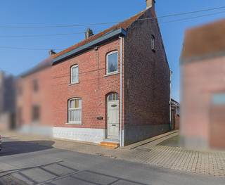 AAIGEM - Landelijk te renoveren woning in het idyllische Aaigem. Rustig en charmant gelegen aan het wandelgebied " Den Dotter", groen, beschermd landschap aan de Vallei van de Molenbeek.<br /><br />Deze HOB heeft een open zicht voor-en achteraan de woning. Bij de eigendom (inbegrepen in de vraagprijs), is ook nog een achterliggend stuk weiland inbegrepen op 1100m², dit is uitermate goed geschikt voor een moestuin, het stallen van kleine dieren (geitjes, schapen of pony) , of kan dienst doen als speeltuin voor de kinderen.<br />De indeling van de woning is traditioneel, op de benedenverdieping is de inkomhal met toegang tot grote woonkamer, eetkamer en keuken, er is nog een achterbouw met zicht op de stallingen en tuin. Recent tuinhuis in de tuin. Op de bovenverdieping zijn er 3 ruime slaapkamers en badkamer. Er is een vaste trap naar de zolderverdieping, waar nog extra kamers kunnen gemaakt worden.<br /><br />Het is een mooi renovatieproject op de mooiste plek van Aaigem, wie wil er niet op Landries wonen!?<br /><br />Profiteer van deze mooie opportuniteit en maak een afspraak via 053/60.65.60.