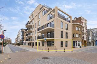 <u><em><strong>Gelijkvloers nieuwbouwappartement met ruim zonneterras in Project ‘Houtsaeger’</strong></em></u><br /><br />Nieuwbouwproject <strong>‘Houtsaeger’</strong> is ideaal gelegen op de hoek van de Meeuwenlaan en de J. Demolderlaan in De Panne, op wandelafstand van de charmante Dumontwijk en de authentieke Houtsaegerwijk. Dankzij deze centrale en tegelijk rustige ligging bevinden het strand, winkels, restaurants, de markt en diverse natuurgebieden zich allemaal binnen handbereik.<br /><br />Dit stijlvolle gelijkvloers appartement combineert comfort, licht en hedendaagse architectuur. U wordt verwelkomd in een inkomhal die toegang geeft tot de ruime en lichtrijke leefruimte. De grote raampartijen zorgen voor natuurlijk licht en creëren een aangenaam ruimtelijk gevoel. De open keuken met centraal kookeiland is afgewerkt met kwalitatieve en moderne materialen en sluit naadloos aan op het zonnige en ruime terras.<br /><br />Het appartement beschikt over twee volwaardige slaapkamers en een moderne badkamer met inloopdouche en dubbel lavabomeubel. Daarnaast is er een praktische berging met aansluiting voor wasmachine en extra opbergruimte.<br /><br /><strong>Project:</strong><br />Het project omvat in totaal 9 kwalitatieve appartementen met 2 tot 3 slaapkamers, verdeeld over 6 bouwlagen. Elk appartement beschikt over een ruim terras en werd ontworpen met aandacht voor licht, energiezuinigheid en wooncomfort. Op het gelijkvloers bevindt zich een gemeenschappelijke fietsenberging.<br /><br /><span><em><strong>Verlaagd tarief van 6% btw, mits voldaan wordt aan volgende voorwaarden:<br />- Domiciliëring: de koper moet zich er officieel domiciliëren<br />- Langdurige verhuur: het pand moet bestemd zijn voor langdurige verhuur aan particulieren</strong></em></span><br /><br />Kort samengevat: Houtsaeger is kwalitatief, energiezuinig en gezellig verblijven aan de kust.<br /><br /><em><strong><span>Let op: de foto’s met een sterretje rechtsonder zijn AI-gegenereerd om een beter beeld te geven van de mogelijke inrichting.</span></strong></em>