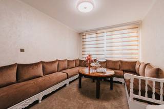 Voor verdere info of een vrijblijvende waardebepaling van uw eigendom: nessim@homixx.be of 03 653 11 96<br /><br />Bent u op zoek naar een verrassend ruime gezinswoning met talloze mogelijkheden en een uitstekende energie-efficiëntie? Homixx Vastgoed stelt u graag deze gesloten bebouwing voor, gelegen op een rustige en aangename locatie in Merksem op de grens met Schoten. Deze woning combineert hedendaags wooncomfort met doordachte vernieuwingen, waaronder recent vernieuwde ramen, een nieuw dak én een toekomstgerichte energie-installatie met 14 zonnepanelen en een thuisbatterij.<br /><br />Bij het betreden van de woning komt u via de inkomhal – uitgerust met een handige vestiaire en een apart gastentoilet – in de gezellige leefruimte. Hier zorgt de elektrische sierhaard voor een warme en sfeervolle uitstraling. De open keuken is volledig geïnstalleerd met alle nodige comfort om maaltijden te bereiden. Verder beschikt het gelijkvloers over een praktisch ingerichte badkamer met een douche, een enkele lavabo en een extra toilet.<br /><br />Met maar liefst zes slaapkamers, onderverdeeld in drie grote en drie kleinere kamers, biedt dit pand een enorm potentieel voor grote gezinnen, thuiswerkers of wie nood heeft aan hobbyruimtes. Op praktisch vlak beschikt de woning over een droge kelder voor extra opbergruimte, een buitenstaanplaats voor uw wagen en een gezellig terras om in alle rust van het buitenleven te genieten. De centrale verwarming op aardgas met radiatoren, in combinatie met het gunstige EPC-label C, garandeert een beheersbaar energieverbruik.
