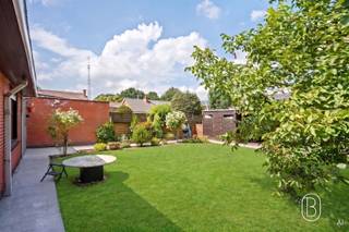 Deze instapklare bungalow is ideaal voor wie comfort, ruimte en rust wil combineren. Gelegen in een residentiële wijk in Bissegem, biedt deze woning 160 m² woonoppervlakte op een perceel van 573 m². Mooie tuin met bijgebouw. De woning beschikt over een aangename leefruimte met open haard, keuken, 3 slaapkamers en een badkamer. Dankzij de praktische gelijkvloerse indeling zijn alle leefruimtes vlot toegankelijk. Buiten geniet je van een mooie tuin met terras en een ruime oprit.TROEVEN: rustige ligging, volledig gelijkvloers, ruime tuin, ruime oprit, EPC C en centrale verwarming op aardgas.Voor wie is dit ideaal? Voor gezinnen, koppels of wie op zoek is naar een comfortabele woning zonder trappen.Te koop via Immo Beguin, jouw vastgoedexpert sinds 2009. Met kantoren in Ronse, Waregem, Kortrijk, Deinze, Doornik, Lessines, Moeskroen en Nieuwpoort.Bezoek na afspraak met IMMO BEGUIN: flore@immobeguin.be