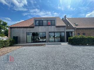 Gelegen aan de Leernsesteenweg te Deinze bevindt zich deze instapklare kantoorruimte. Dankzij de ligging langs een belangrijke verbindingsweg...