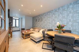<p><span>Charmante rijwoning met 3 slaapkamers en ruim dakterras in Boom</span></p><p><span>In de Vrijheidstraat in Boom bevindt zich deze verzorgde rijwoning, met een bewoonbare oppervlakte van circa 120 m² en een aangenaam dakterras van ca. 20 m².</span></p><p><span>Via de inkomhal bereikt u de gezellige woonkamer met eetplaats en aansluitend de open, ingerichte keuken. Op het gelijkvloers bevinden zich eveneens een afzonderlijk toilet en toegang tot de ruime kelder, die extra opbergruimte biedt. Op de eerste verdieping vindt u een slaapkamer, een afzonderlijk toilet en een stijlvol vernieuwde badkamer met vrijstaand ligbad, douche en wastafelmeubel. Van hieruit heeft u toegang tot het ruime dakterras, waar u kunt genieten van een aangename buitenruimte met groen uitzicht. De tweede verdieping biedt nog 2 slaapkamers, waardoor de woning geschikt is voor starters, jonge gezinnen of wie een extra bureau- of hobbyruimte wenst.</span></p><p><span>TROEVEN:</span></p><ul><li><span>3 slaapkamers</span></li><li><span>Circa 120 m² bewoonbare oppervlakte</span></li><li><span>Stijlvol vernieuwde badkamer met ligbad en douche</span></li><li><span>Open, ingerichte keuken</span></li><li><span>Ruim dakterras van cia. 20 m²</span></li><li><span>2 afzonderlijke toiletten</span></li><li><span>Ruime kelder met extra bergruimte</span></li></ul><p><span>Interesse in deze woning? Contacteer ons voor meer informatie of een bezoek!<br />Gratis schatting van uw eigendom? Contacteer ons vrijblijvend.</span></p><p><span>Robin Van den Bergh<br /><span>robin@home4you.be</span></span><span><br />+32 468 23 19 79<br /></span><span>7/7 bereikbaar</span></p>