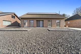 TE KOOP: Vrijstaande woning met 3 slaapkamers te Zonhoven! Ontdek deze charmante vrijstaande woning, ideaal gelegen in een rustige omgeving. De...