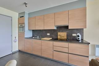 In het hart van Lommel, langs Het Huis van de Stad, op het Hertog Janplein bestaat Residentie 'VEROSA' uit 31 seniorenflats.<br />Dit keurig onderhouden appartement, gelegen op de eerste verdieping, gemakkelijk bereikbaar via de ruime lift, biedt ruim comfort met laagdrempelige raamkozijnen naar het fijn en overdekt terras en uitzicht op het stadsplein. Met een kwaliteitsvolle afwerking waaronder vloerverwarming is het aangenaam vertoeven in deze residentie.<br /><br /><span><u><strong>INDELING</strong></u></span><br />. inkomhal - nachthal - slaapkamer met schuifpaneel - badkamer voorzien van inloopdouche/lavabo/toilet - lichtrijke zit- en eetruimte - goed uitgeruste keuken voorzien van de nodige kastenruimte en inbouwtoestellen (keramische kookplaat/koelkast met vriesvak/combi oven) - berging/wasplaats<br />. fraai buitenterras met zicht op het stadsplein<br /><br />Minimale leeftijd voor bewoning : 60 jaar.<br /><br />Dit appartement is ook ideaal geschikt als opbrengsteigendom.<br /><br /><strong>Interesse? Aarzel niet om een bezoekmoment aan te vragen (tel. 0496/166 339). Wij helpen u graag verder.</strong>