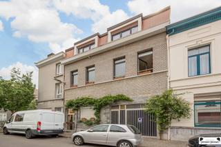 Instapklare woning met garage, hoge kelder en dakterras in Oud-BerchemADVIESPRIJS - BIEDINGEN OP OF BOVEN DIT BEDRAG ZIJN TOEGALETENDeze ruime...