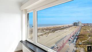 Op de 8e verdieping bevindt zich dit aangename 2-slaapkamerappartement met zeezicht en open zicht op het Directeur-Generaal Willemspark.Het...