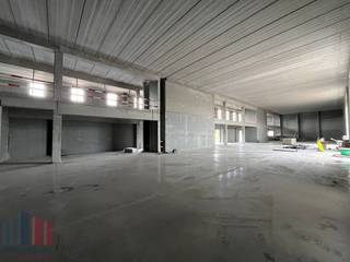 Uitstekend gelegen magazijnruimte van 1.137 m² te huur in Destelbergen. De site bevindt zich op een toplocatie, vlak naast de <strong>R4 </strong>op- en afrit Destelbergen en op slechts 2 km van de <strong>E17</strong>. Met directe verbinding naar de E17 & E40 geniet de loods van een vlotte bereikbaarheid richting Gent, Antwerpen, Brussel en omliggende steden.<br /><br />De loods betreft 768 m² op het gelijkvloers en is voorzien van een <strong>7 meter vrije hoogte</strong>, twee automatische sectionale poorten en een polybetonvloer. Bovendien is er nog een <strong>mezzanine </strong>aanwezig van 369 m², ideaal als extra opslag of als kantoor/showroom. Sanitaire voorziening is aanwezig in het magazijn. Tevens is er de mogelijkheid tot het bij huren van parkeerplaatsen.<br /><br /><strong>Verwachte oplevering: juli 2026 </strong>(onmiddellijk beschikbaar bij oplevering).<br /><br />Contacteer <strong>PANORAMA B2B</strong> voor bijkomende (technische) inlichtingen, plannen of een vrijblijvend plaatsbezoek via <strong>0477 06 30 30</strong>.