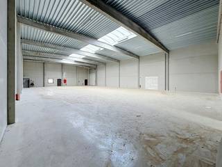 Dit nieuwbouw KMO-park te huur bevindt zich te Evergem, Durmakker 55. De beschikbare oppervlaktes starten bij 406 m² en kunnen gecombineerd worden tot 1.147 m² (of groter in samenspraak). Beschikbaar vanaf 1/09/2026. <br /><br />Oppervlaktes: <br />- Unit 1: 460 m² magazijn + 107 m² kantoor + 4 staanplaatsen<br />- Unit 2: 406 m² magazijn + 1 staanplaats<br />- Unit 3: 406 m² magazijn + 1 staanplaats<br />- Unit 4: 406 m² magazijn + 1 staanplaats<br />- Unit 5: 407 m² magazijn + 1 staanplaats<br />- Unit 6: 715 m² magazijn + 1 staanplaats<br />- Unit 7: 623 m² magazijn + 1 staanplaats<br />- Unit 9: 380 m² magazijn + 107 m² kantoor + 4 staanplaatsen<br /><br />Specificaties magazijnen: <br />- Polybetonvloer<br />- Steeldeck<br />- 6 meter vrije hoogte<br />- Automatische sectionaalpoort (4 m b x 4,5 m h)<br />- 3 x 400 V (40A)<br />- Fiber<br />- Ledspots<br />- Sanitair (op regenwater)<br />- Brandklasse C<br /><br />Specificaties kantoren:<br />- Warmtepomp/airco<br />- Kitchenette<br />- Sanitair<br />- 4 parkeerplaatsen<br /><br />Hebt u interesse in deze nieuwbouw KMO-units te huur in Evergem? Vraag meer info of leg je bezoek af via 09 245 35 35 of business.gent@dewaele.com