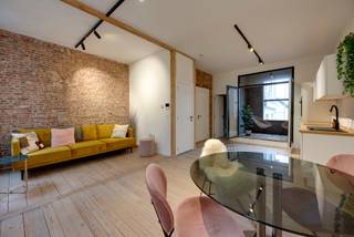 <p>PLAN UW BEZOEK VIA VOLGENDE LINK: https://listed.mijnhuurprofiel.be/whise/7584726<br /><br />Droomt u ervan om te wonen op het meest bruisende stukje van Antwerpen? Dan is dit uw kans.</p>
<p>Welkom in het hart van het Zuid dé hotspot van kunst, cultuur en gastronomie. Op de tweede verdieping wacht deze stijlvolle cityloft op zijn nieuwe eigenaar. Dankzij de grote raampartijen baadt het appartement in natuurlijk licht, wat zorgt voor een warme en uitnodigende sfeer.</p>
<p>De hoge plafonds en de zichtbare bakstenen afwerking zorgen voor karakter en charme.</p>
<p>Wat ongetwijfeld een groot pluspunt is aan dit appartement, is het overdekt terras dat aansluit aan de leefruimte.</p>
<p>De open keuken en moderne badkamer zijn volledig uitgerust en afgewerkt volgens de nieuwste trends, volledig instapklaar.</p>
<p>Het ganse gebouw werd in 2020 volledig gerenoveerd.</p>
<p>Huurprijs: €1050/maand<br />Gem kosten: 60,00 inc water<br />Beschikbaarheid: onmiddellijk</p>
<p>Interesse?<br />Contacteer LISTED vandaag nog voor een bezoek: +32 3 283 51 51</p>