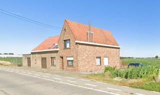 Het hoevetje is gelegen in het agrarische gebied tussen Woumen en Klerken.<br />De eigendom heeft het statuut van zonevreemde woning, waardoor er particulier mag gewoond worden.<br />Er is een vergunning in aanvraag voor het bouwen van een moderne woning + bijgebouw.<br />Visualisatie van de te bouwen woning zie foto's.<br />Samen met de achterliggende grond is de oppervlakte van het perceel is 6.106 m².<br />Mooie ligging voor wie wil bouwen met open zichten op het landschap.