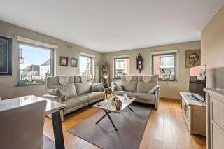 Dit appartement met centrale ligging, maakt deel uit van residentie Esna, op wandelafstand van grootwarenhuizen, station, Grote Markt,... en...