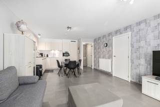 <p>Te koop: modern appartement in het centrum van Oostende, op wandelafstand van de Zeedijk en de Visserskaai.</p>
<p> </p>
<p>Dit appartement, gebouwd in 2014, ligt in een bruisende toeristische zone met alle voorzieningen en openbaar vervoer vlakbij. Dankzij de centrale ligging is het ideaal als tweede verblijf of voor vakantieverhuur. Bovendien is er een optie tot aankoop van een garagebox, wat extra comfort biedt voor wie met de wagen komt.</p>
<p> </p>
<p>Belangrijkste ruimtes:<br />• Woonkamer met veel lichtinval en open keuken.<br />• Keuken uitgerust met dubbele spoelbak, vaatwasser, dampkap, koelkast met vriesvak, combi-oven en inductiekookplaat.<br />• Slaapkamer met ruimte voor een tweepersoonsbed.<br />• Badkamer met douche en wastafel.<br />• Berging met aansluiting voor wasmachine en technische ruimte.<br />• Inkomhal.<br />• Apart toilet met handenwasser.</p>
<p> </p>
<p>Troeven:<br />• Nabij Zeedijk en Visserskaai.<br />• Optie tot aankoop garagebox.<br />• Ideaal voor tweede verblijf of vakantieverhuur.</p>
<p> </p>
<p>Neem vandaag nog contact op met je ERA-makelaar voor een bezoek.</p>
<p> </p>
<p>JOUW DROOMAPPARTEMENT. ZO GEVONDEN!</p>
