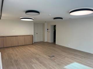 <p><span>In het hart van Brussel, aan de Koningsstraat 33, bevindt zich deze aangename </span><strong><span>kantoorruimte van 130 m²</span></strong><span>, gelegen op de eerste verdieping van een gebouw op een centrale en gegeerde locatie.</span></p>
<p><span>De kantoorruimte werd volledig gerenoveerd en biedt een aangename, lichtrijke en functionele werkomgeving. Het pand bestaat uit </span><strong><span>drie afzonderlijke ruimtes</span></strong><span>, die flexibel kunnen worden ingericht als werkplekken, individuele kantoren of vergaderruimtes. Eén van de ruimtes beschikt bovendien over een </span><strong><span>volledig uitgeruste keuken</span></strong><span>, wat zorgt voor extra comfort tijdens de werkdag.</span></p>
<p><span>Ook de ligging is een belangrijke troef. De Koningsstraat bevindt zich vlak bij het stadscentrum, de </span><strong><span>Wetstraat, het Warandepark en de Koninklijke wijk</span></strong><span>. Winkels, restaurants en diverse diensten bevinden zich op wandelafstand. Dankzij de uitstekende verbindingen met het openbaar vervoer zijn ook de verschillende zakenwijken en andere belangrijke locaties in Brussel vlot bereikbaar.</span></p>
<p><span>Een stijlvolle en praktische kantoorruimte, ideaal voor een onderneming die op zoek is naar een centrale, dynamische en uitstekend bereikbare locatie.</span></p>