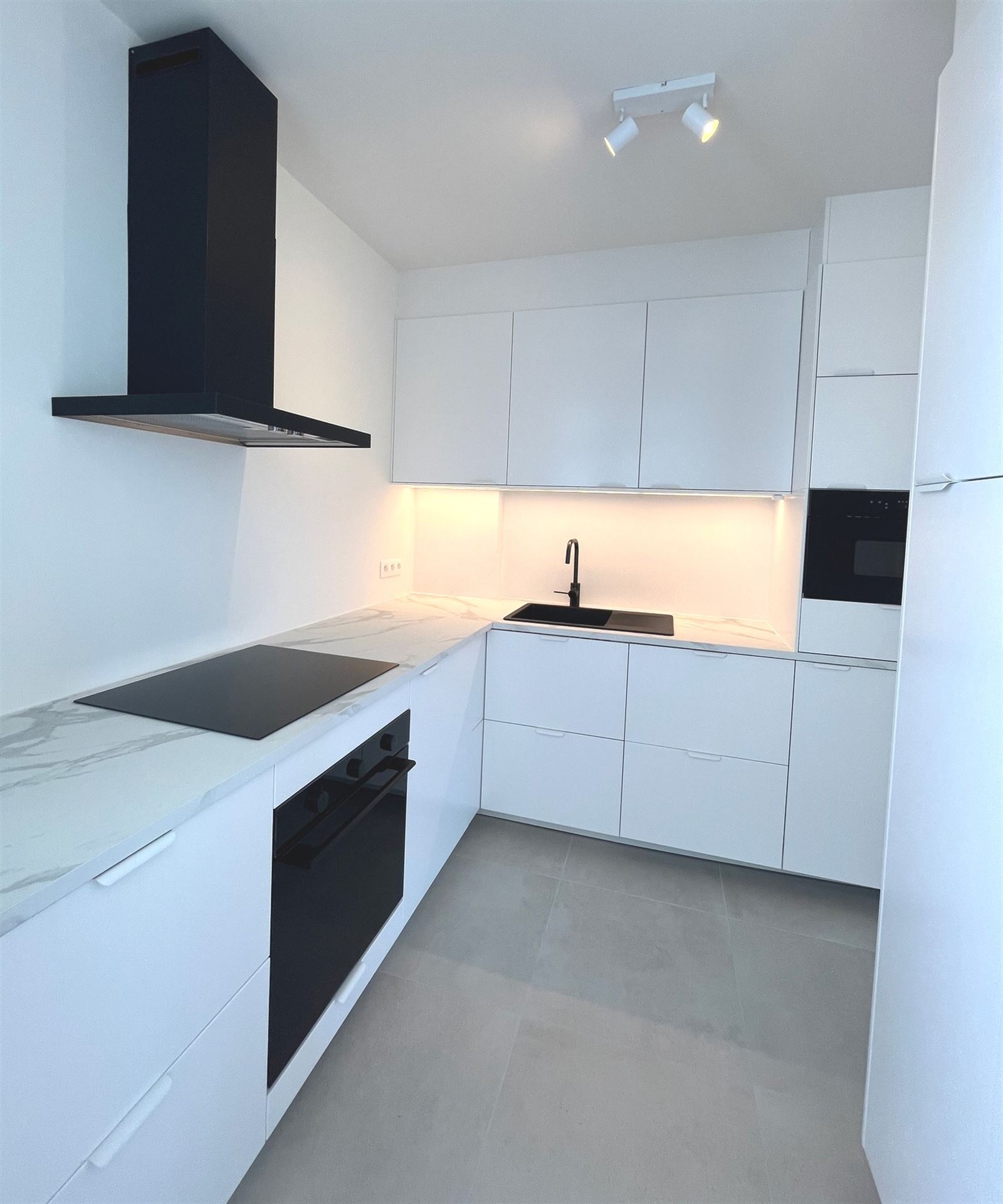 Volledig gerenoveerd appartement met overdekt terras! - foto 4