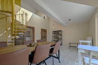<h1><span>Verzorgd duplexappartement met EPC B nabij het centrum van Hasselt</span></h1><p><span>Bent u op zoek naar een ruim, lichtrijk en energiezuinig duplexappartement op een uitstekende locatie in Hasselt? Dan is dit verzorgde appartement beslist een bezoek waard.</span></p><p><span>Gelegen op een boogscheut van het bruisende centrum van Hasselt geniet u van alle dagelijkse voorzieningen binnen handbereik. Winkels, scholen, horeca, openbaar vervoer en de op- en afritten van de E313 en E314 bevinden zich op korte afstand, waardoor u een ideale combinatie krijgt van rustig wonen en een vlotte bereikbaarheid.</span></p><p><span>Doorheen de jaren werd het appartement met de nodige zorg onderhouden en stelselmatig gemoderniseerd. Zo werden onder meer het dak vernieuwd en geïsoleerd, Velux-dakramen geplaatst, de buitenramen vernieuwd, de badkamer gemoderniseerd en een Bosch HR-condensatieketel geïnstalleerd. In combinatie met de gunstige </span><span>EPC B-score</span><span> geniet u van een comfortabele en energiezuinige woonomgeving.</span></p><p><span>Dankzij de praktische indeling, de ruime leefruimtes en de authentieke accenten is dit appartement een uitstekende keuze voor zowel eigen bewoning als investering.</span></p><h2><span>Indeling</span></h2><p><span>Via de ruime inkomhal betreedt u het appartement.</span></p><p><span>Aan de rechterzijde bevindt zich een eerste volwaardige slaapkamer, afgewerkt met een verzorgde parketvloer. Aansluitend vindt u de gemoderniseerde badkamer, uitgerust met een ruime inloopdouche, een hangtoilet en een verzorgde, tijdloze afwerking.</span></p><p><span>De lichtrijke leefruimte vormt het hart van de woning en straalt een aangename, warme sfeer uit. De stijlvolle marmeren vloer geeft het geheel een tijdloze en verzorgde uitstraling, waardoor u hier een comfortabele leefruimte krijgt om te ontspannen of gezellig gasten te ontvangen.</span></p><p><span>De open keuken is praktisch ingericht en voorzien van ingebouwde toestellen, waaronder ook een koelkast en diepvriezer. Wenst u de keuken af te sluiten van de leefruimte, dan kan dit eenvoudig dankzij de aanwezige schuifdeur.</span></p><p><span>Vanuit de woonkamer bereikt u het gezellige balkon, een aangename plek om rustig te genieten van een kop koffie of een ontspannen moment in de buitenlucht.</span></p><p><span>Via de moderne draaitrap bereikt u de bovenverdieping. Hier bevindt zich een tweede ruime slaapkamer met parketvloer. Daarnaast beschikt u over een extra multifunctionele ruimte die perfect kan worden ingericht als bureau, dressing, hobbykamer of extra bergruimte.</span></p><p><span>De authentieke vintage binnendeuren geven het appartement extra charme en zorgen voor een warme, karaktervolle uitstraling.</span></p><h2><span>Troeven</span></h2><ul><li><span>Doorheen de jaren zorgvuldig onderhouden en gemoderniseerd</span></li><li><span>Energiezuinig met een gunstige EPC B-score</span></li><li><span>Vernieuwd en geïsoleerd dak</span></li><li><span>Velux-dakramen</span></li><li><span>Nieuwe buitenramen</span></li><li><span>Gemoderniseerde badkamer</span></li><li><span>Bosch HR-condensatieketel</span></li><li><span>Lift conform de huidige normen</span></li><li><span>Twee volwaardige slaapkamers</span></li><li><span>Extra ruimte als bureau, dressing of hobbykamer</span></li><li><span>Gezellig balkon</span></li><li><span>Veel natuurlijke lichtinval</span></li><li><span>Private kelderberging</span></li><li><span>Instapklaar en goed onderhouden</span></li><li><span>Centrale ligging nabij winkels, scholen, horeca en openbaar vervoer</span></li><li><span>Vlotte verbinding naar de E313 en E314</span></li></ul><h2><span>Goed om te weten</span></h2><p><span>Wij hechten veel belang aan een open en transparante communicatie en informeren kandidaat-kopers graag volledig.</span></p><ul><li><span>Het appartement werd doorheen de jaren stelselmatig verbeterd en gemoderniseerd, met onder meer een vernieuwd en geïsoleerd dak, Velux-dakramen, nieuwe buitenramen, een gemoderniseerde badkamer en een Bosch HR-condensatieketel.</span></li><li><span>De bovenverdieping is bereikbaar via een stijlvolle draaitrap, wat het duplexkarakter van het appartement extra charme geeft.</span></li><li><span>Alle attesten, waaronder het EPC, de elektrische keuring en overige documentatie, zijn beschikbaar en worden tijdens een bezoek graag toegelicht.</span></li></ul><h2><span>Een ideale combinatie van comfort, karakter en ligging</span></h2><p><span>Dit verzorgde duplexappartement combineert ruimte, comfort, energiezuinigheid en een uitstekende ligging vlak bij het centrum van Hasselt. Dankzij de uitgevoerde moderniseringen, de praktische indeling en de gunstige EPC B-score is dit een woning waar u jarenlang met plezier kunt wonen.</span></p><p><span>Bent u op zoek naar een instapklaar duplexappartement met karakter en een centrale ligging? Neem dan vandaag nog contact op met </span><span>Jemar Vastgoed</span><span> voor meer informatie of plan vrijblijvend uw bezoek. </span></p>