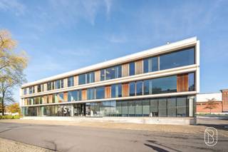 <p>Te koop: lichtrijke kantoren in het recente bedrijfscomplex ‘Z-Offices’ te Zwevegem<br /><br />In de Blokkestraat in Zwevegem, vlak bij de N391 en E17, vind je deze moderne kantoorruimte in het recente Z-Offices-complex.<br />Met 719 m² bewoonbare oppervlakte en 14 parkeerplaatsen voor de deur biedt dit pand een uitstekende mix van comfort, bereikbaarheid en representativiteit.<br /><br />Wat maakt dit pand uniek?<br />De kantoren zijn lichtrijk en afgewerkt met kwalitatieve tapijttegels, verlaagd plafond met verlichting en volledige klimaatregeling (airco, ventilatie, parlofonie).<br />Alles is voorzien voor een efficiënte en aangename werkomgeving.<br />Dankzij de centrale ligging nabij belangrijke invalswegen is dit de ideale uitvalsbasis voor klanten en medewerkers.<br /><br />Voor wie is dit ideaal?<br />Een instapklaar en representatief kantoor, perfect voor ondernemingen die willen investeren in een professionele werkplek met optimale bereikbaarheid en comfort.<br /><br />Te koop via Immo Beguin, jouw vastgoedexpert sinds 2009. <br />Met kantoren in Ronse, Waregem, Kortrijk, Deinze, Doornik en Lessines.</p>