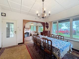 Woning met 5 slpks met opslagruimte (313m2) op een interessant perceel grond van 3.196m2 te Lissewege!<br /><br /><strong>INDELING:<br /><u><em>Gelijkvloers:</em></u></strong><br />Inkomhal - ruime living (met houtkachel) - ruime leefkeuken (O.a. met keramisch fornuis, dampkap en dubbele spoelbak) - afzonderlijk gastentoilet - badkamer (O.a. met lavabo en douche) - ruime veranda (met voorzieningen voor wasmachine en droger) - slaapkamer/bureel - tuin met ZUIDgericht terras en een mooi UITZICHT over de Polders en de kerktoren van Lissewege!<br /><br /><u><em><strong>Eerste verdieping:</strong></em></u><br />Nachthal - 4 ruime slaapkamers.<br /><br /><u><strong>Opslagruimte:</strong></u><br />- Bebouwde oppervlakte: 313m2.<br />- Gevelbreedte: 17m.<br />- 3 Poorten vooraan.<br />- Bureel aanwezig.<br />- Smeerput aanwezig.<br />- Verfspuitcabine aanwezig.<br />- Gelegen in agrarisch gebied.<br /><br /><u><strong>Opmerkingen:</strong></u><br />- Grondoppervlakte: 3.196m2.<br />- Oppervlakte opslagruimte: 313m2.<br />- Bewoonbare oppervlakte woning: 160m2.<br />- Drijfkracht aanwezig (380V)!<br />- Garagebox aanwezig.<br />- Zeer VLOTTE verbinding met de A11 en de N31 (Expressweg)!<br /><br />Interessant aanbod aan zeer GOEIE PRIJS-KWALITEITSverhouding! Aarzel zeker niet om ons te contacteren voor verdere info en/of een bezoek ter plaatse: 050/70.01.02 - info@centro.be.