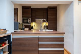 <p>Instapklare woning met 3 slaapkamers en mooie tuin in centrale ligging!</p><p>Ben je op zoek naar een instapklare woning op een gunstige locatie? Dan is deze charmante gezinswoning precies wat je zoekt!</p><p>Je komt binnen via een warme inkomhal die uitkomt op een lichtrijke salon. Aansluitend bevindt zich de gezellige leefruimte, waar je heerlijk kan ontspannen. De keuken en de badkamer liggen handig naast de leefruimte, wat zorgt voor een vlotte indeling van het gelijkvloers.</p><p>Op de eerste verdieping zijn er twee ruime slaapkamers. De tweede verdieping biedt nog een extra slaapkamer en een praktische zolderberging.</p><p>Buiten geniet je van een onderhoudsvriendelijke tuin met een aangenaam terras. De tuin is volledig omheind en beschikt over een achterpoortje waar je uitkomt op een privé parking voor je wagen. Bovendien is er een bijgebouw aanwezig, ideaal als extra opslagruimte of hobbyruimte.</p><p>Wil je deze woning bezoeken bel dan 016/90 10 21 of mail info@future-home.be.<br />Wens je een gratis schatting? Vergeet dan zeker geen contact met ons op te nemen!!!</p><p>Woongebied, Geen vergunning, Geen verkavelingsvergunning, Geen dagvaarding, Geen voorkooprecht</p>